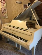 piano à queue blanc russe