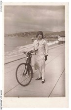 AVRP4-0210-SPORT - CYCLISME - UNE FEMME AVEC SON VELO - CYCLE ET MODE
