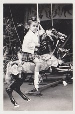 Jolie petite fille à cheval
