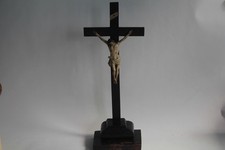 Christ sur croix bois sculpté