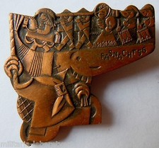 Insigne Suisse en métal lourd Carnaval  1956 Original