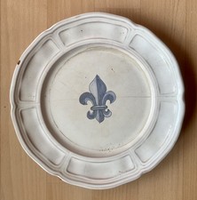 Henriot Quimper Assiette Plate Royaliste à décor fleur de lys bleue signée
