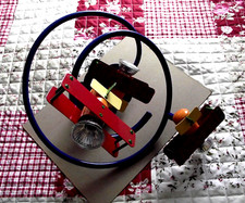 Plafonnier spirale bleu avec 3 avions rouge orange et jaune sous nuage en TBE