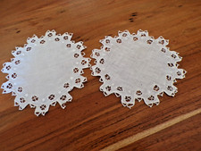 Linge ancien 2 Napperons  ronds brodés en coton blanc