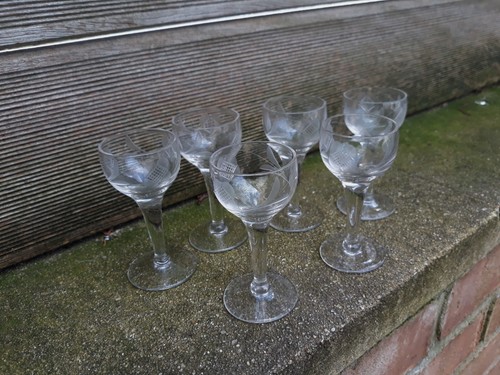 Lot verres liqueur - à,