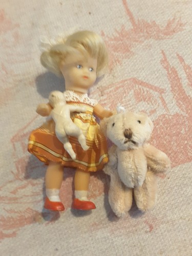 Ancienne petite poupée - , en