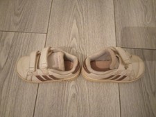 Paire de chaussures basket a