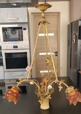 lustre en bronze forme panier petites fleurs porcelaine.