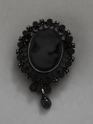 Broche ancienne noire style