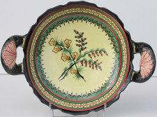 PLAT EN FAIENCE DE QUIMPER - HENRIOT - MOTIF DE GENETS - 1 éclat - L. 36,5 cm