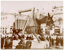 Carnaval, procession d'un char représentant un âne.  Vintage print. Tir