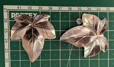 2 Feuilles en acier emboutis. Pièce de lampe lustre luminaire voir photo. RÉPONS