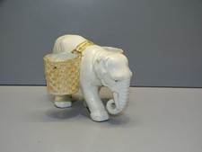 -JOLIE SALIERE POIVRIERE ELEPHANT EN PORCELAINE FINE COLLECTION VITRINE TABLE  D