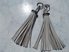 Porte Clefs Bijou de Sac Pompon en Cuir BLANC CASSE GRI GRI NEUF 17 cm