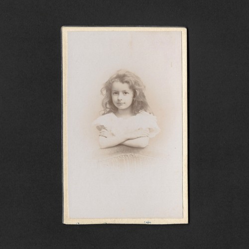 Portrait jeune fille bras