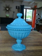 superbe et grand drageoir en opaline bleue  avec godrons très déco