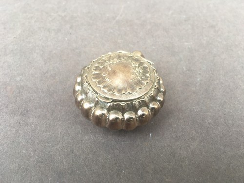 Ancienne petite boîte - , à