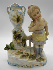 FIGURINE JEUNE FILLE SUR ESCALIER IMITATION MARBRE EN BISCUIT & PORCELAINE