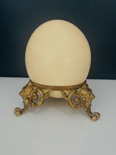 Ancien œuf décoratif sur