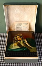 Boite en laque russe signée