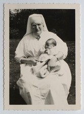 Soeur infirmière tenue blanche nourrisson bébé - Photo ancienne snapshot