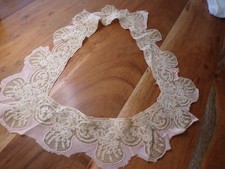 Linge ancien Parement de haut de robe en dentelle tulle brodé