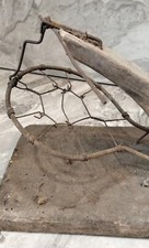 Ancien Piege À Ressort Sortie De Grange.Chasseur Chasse Trappeur. Art Populaire