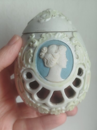 Pot oeuf porcelaine biscuit