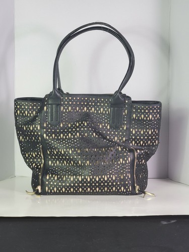 Stella and dot tote good - dot, tote.