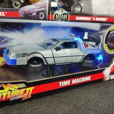 VOITURE JADA TOYS DOLOREAN BACK TO THE FUTURE 2 TIME MACHINE 1:24 EN BOITE