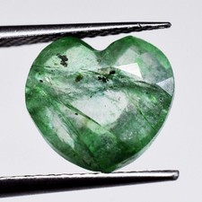 Pierre précieuse traitée en forme de cœur émeraude verte naturelle de 2,80...