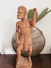HOMME A LA SAGAIE SCULPTE EN PALISSANDRE /  PATRICE 1949 / MADAGASCAR / AFRIQUE