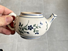 Petite verseuse en porcelaine