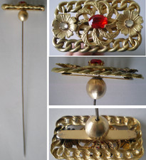 ÉPINGLE À CHAPEAU EN LAITON & ACIER, LA TÊTE RECTANGULAIRE BOMBÉE AVEC 3 PIERRES