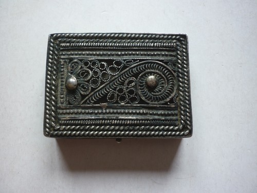 Ancienne petite boite - , à