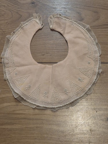 Bavoir ancien bébé brodé