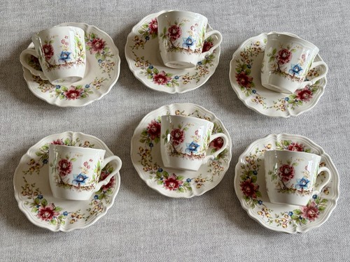 Petites tasses sous - et,