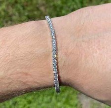 Passe le bracelet de tennis