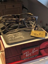 Monture neuve de lunettes