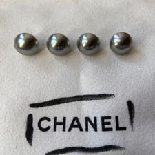4 boutons Chanel imitation perle, gris iris, 12mm, neufs.