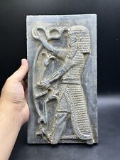 Grande tuile ancienne en pierre du Proche-Orient avec l'image du roi Gilgames...