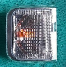 1 Feu Clignotant + porte lampe avant Droit Iveco Eurocargo (2004-2007) NEUF