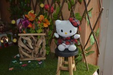 hello kitty  peluche neuve  avec la robe ecossaise le beret tartan **colissimo**