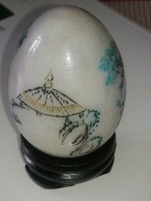 Œuf En Pierre À Décor De