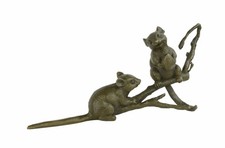 Une sculpture en bronze représentant deux souris sur une branche réplique design