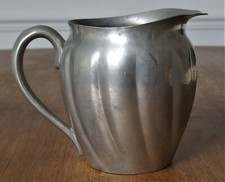 broc en étain signé