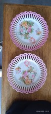 Lot de 2 Assiettes anciennes en porcelaine ajourée. Décor fleurs. XIX Ieme 