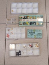 Lot boites à cases horlogerie ancien, pièces montres quartz brides isolant pile