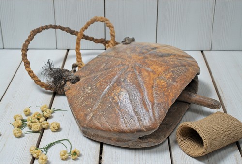 Cloche bois antique animaux - cloche,