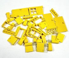 Ensemble De Portes Jaunes De